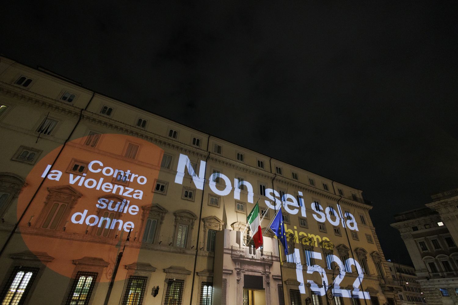 La facciata di Palazzo Cighi illuminata per la giornata mondiale contro la violenza sulle donne