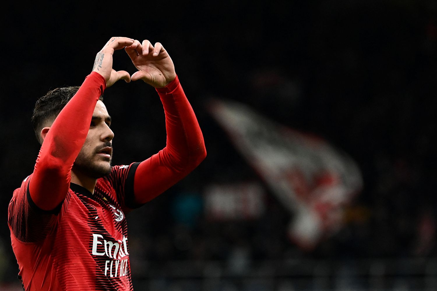 Theo Hernandez esulta