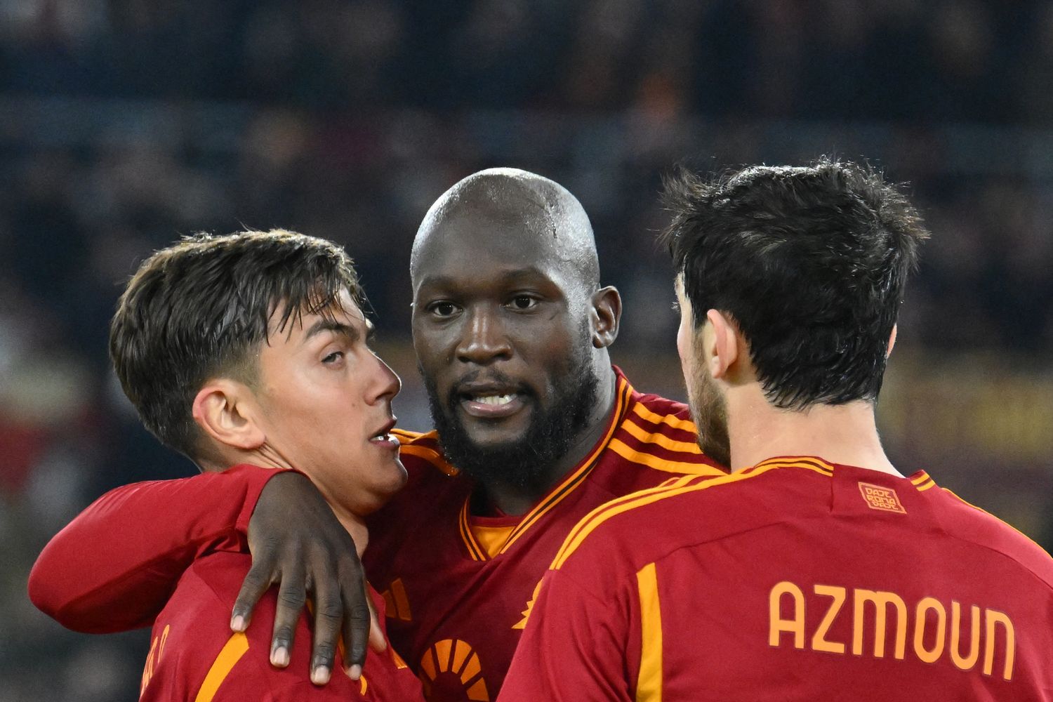 L'abbraccio tra Dybala e Lukaku