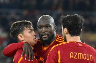 L'abbraccio tra Dybala e Lukaku
