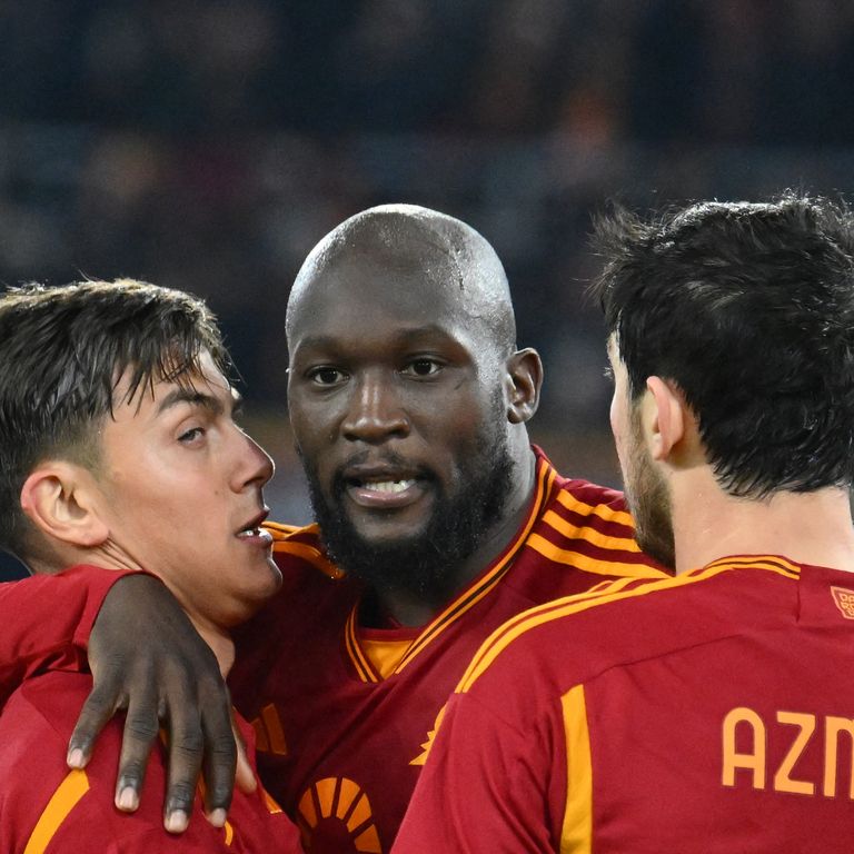 L'abbraccio tra Dybala e Lukaku