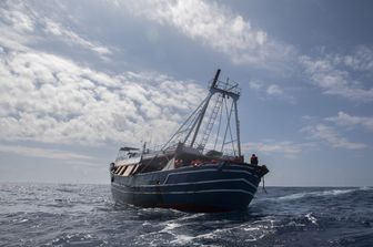 Peschereccio con migranti in difficolt&agrave;
