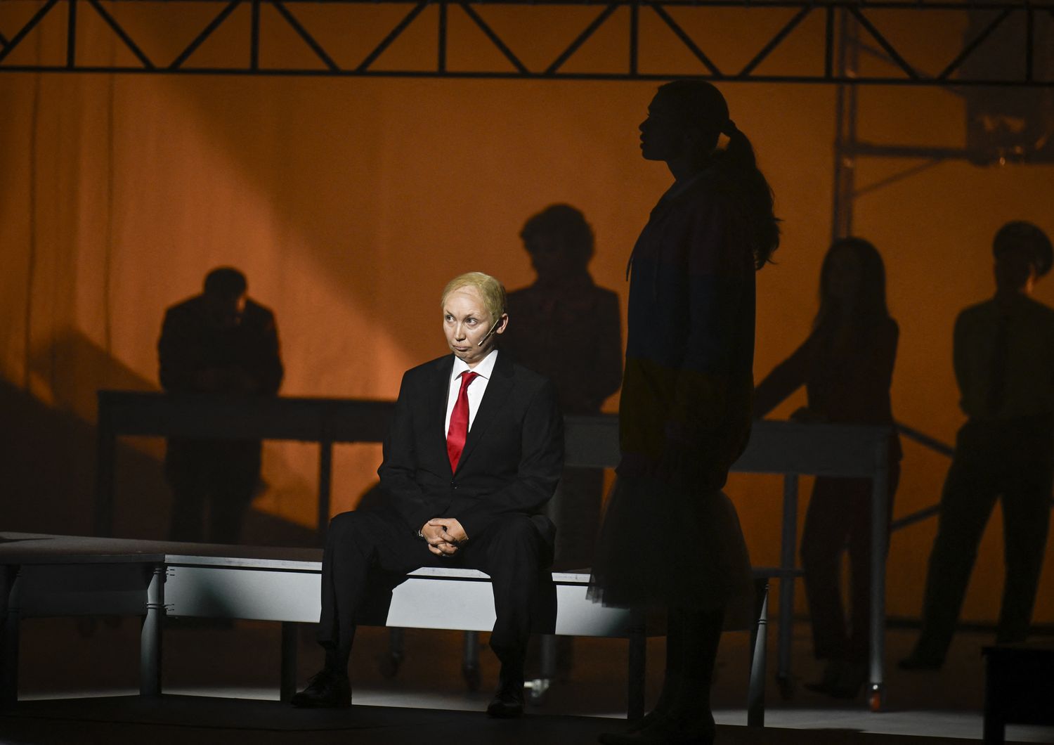 Lo spettacolo che porta sulle scene il processo a Putin