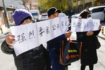 I parenti delle vittime della Malaysia Airlines chiedono nuove indagini