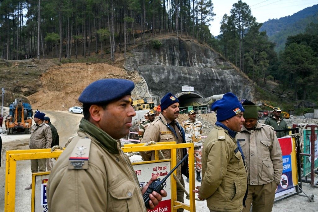 Operai intrappolati in un tunnel in India, i soccorritori sono a 5 metri