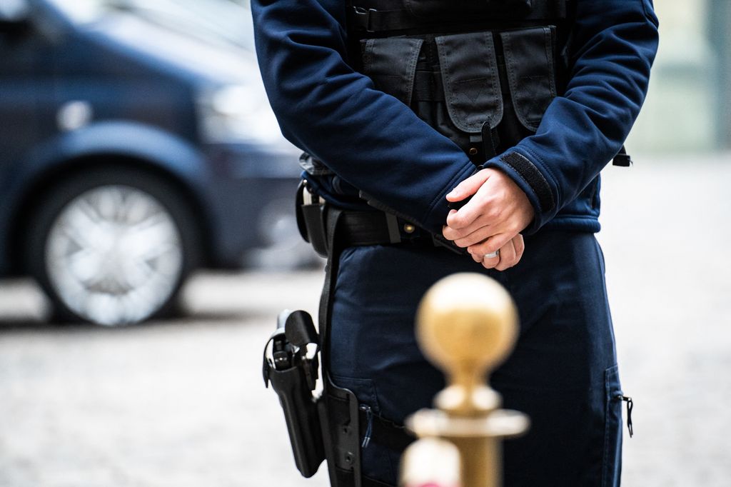 Un poliziotto francese in servizio