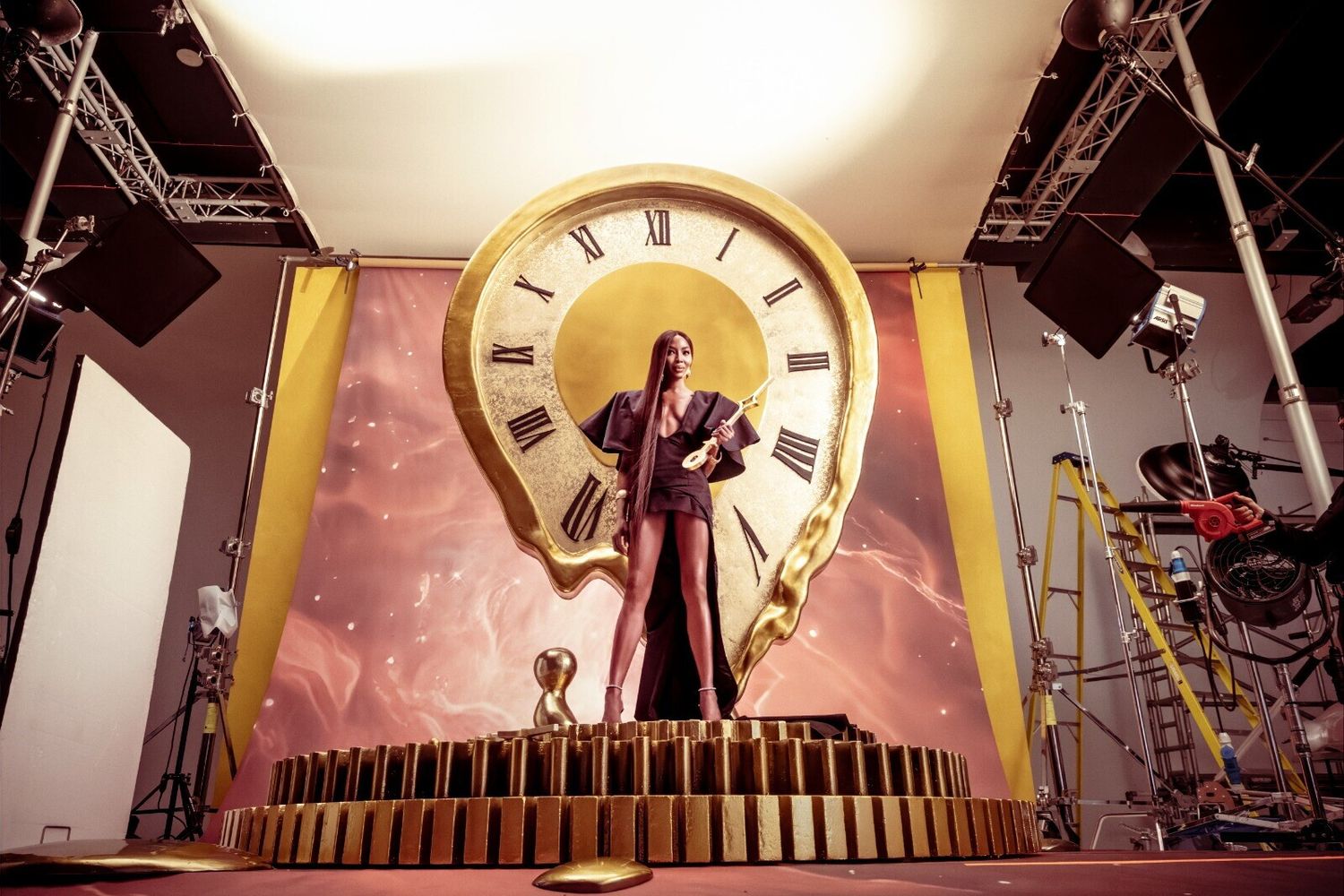 Dal backstage del Calendario Pirelli 2024 di Prince Gyasi&nbsp;