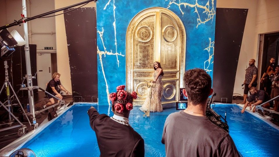 Dal backstage del Calendario Pirelli 2024 di Prince Gyasi&nbsp;