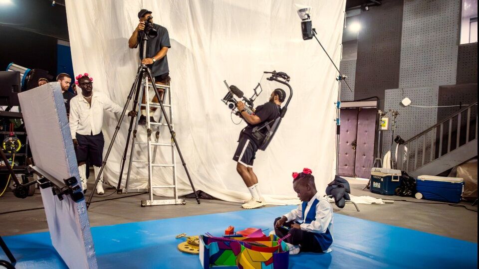 Dal backstage del Calendario Pirelli 2024 di Prince Gyasi