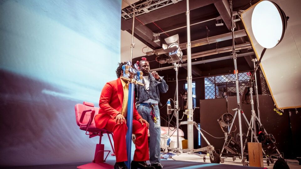 Dal backstage del Calendario Pirelli 2024 di Prince Gyasi&nbsp;