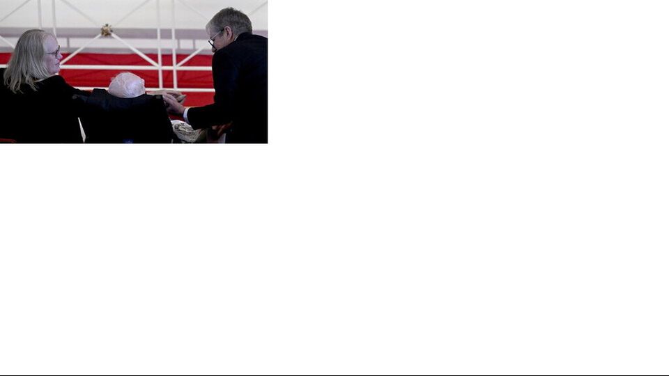 Jimmy Carter ai funerali della moglie Rosalynn con i figli