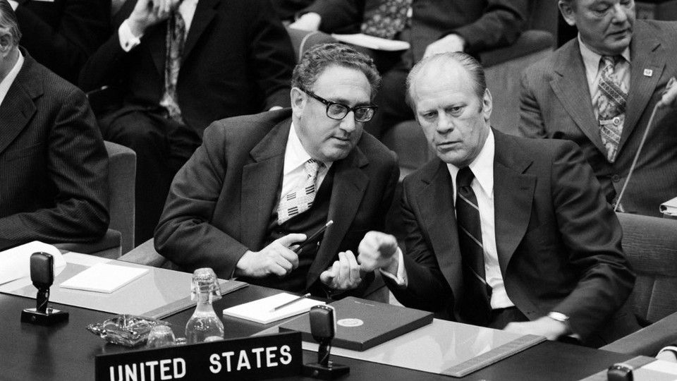 Il Segretario di Stato americano Henry Kissinger parla con il Presidente degli Stati Uniti Gerald Ford durante il vertice Nato a Bruxelles il 30 maggio 1975&nbsp;