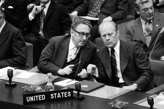 Il Segretario di Stato americano Henry Kissinger parla con il Presidente degli Stati Uniti Gerald Ford durante il vertice Nato a Bruxelles il 30 maggio 1975&nbsp;