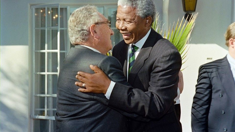 Il presidente Nelson Mandela con l'ex Segretario di Stato americano Henry Kissinger