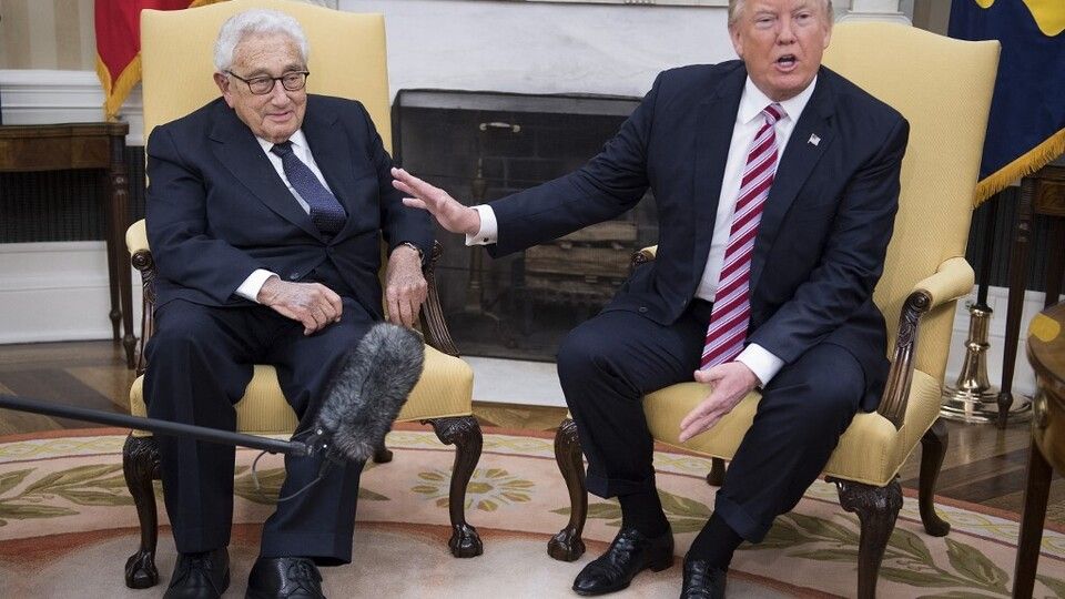 L'ex presidente degli Stati Uniti Donald Trump parla con l'ex segretario di Stato americano Henry Kissinger