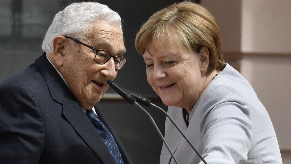 Angela Merkel assieme all'ex segretario di Stato Usa Henry Kissinger &nbsp;