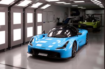 Due Dallara Stradale nell'impianto di produzione di Varano De' Melegari