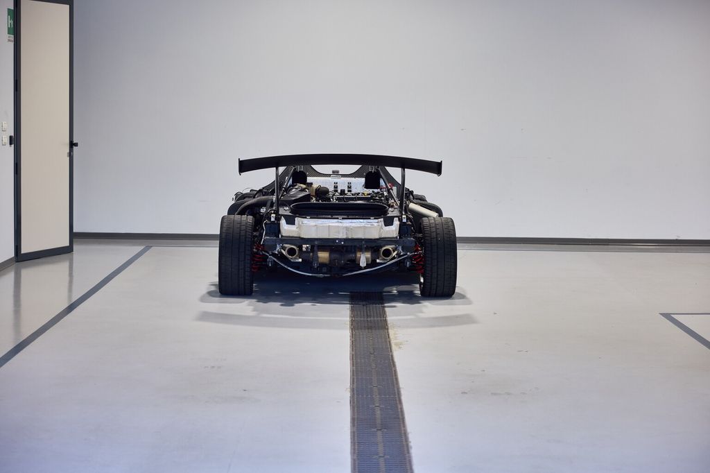 Una Dallara Stradale nell'impianto di produzione di Varano De' Melegari