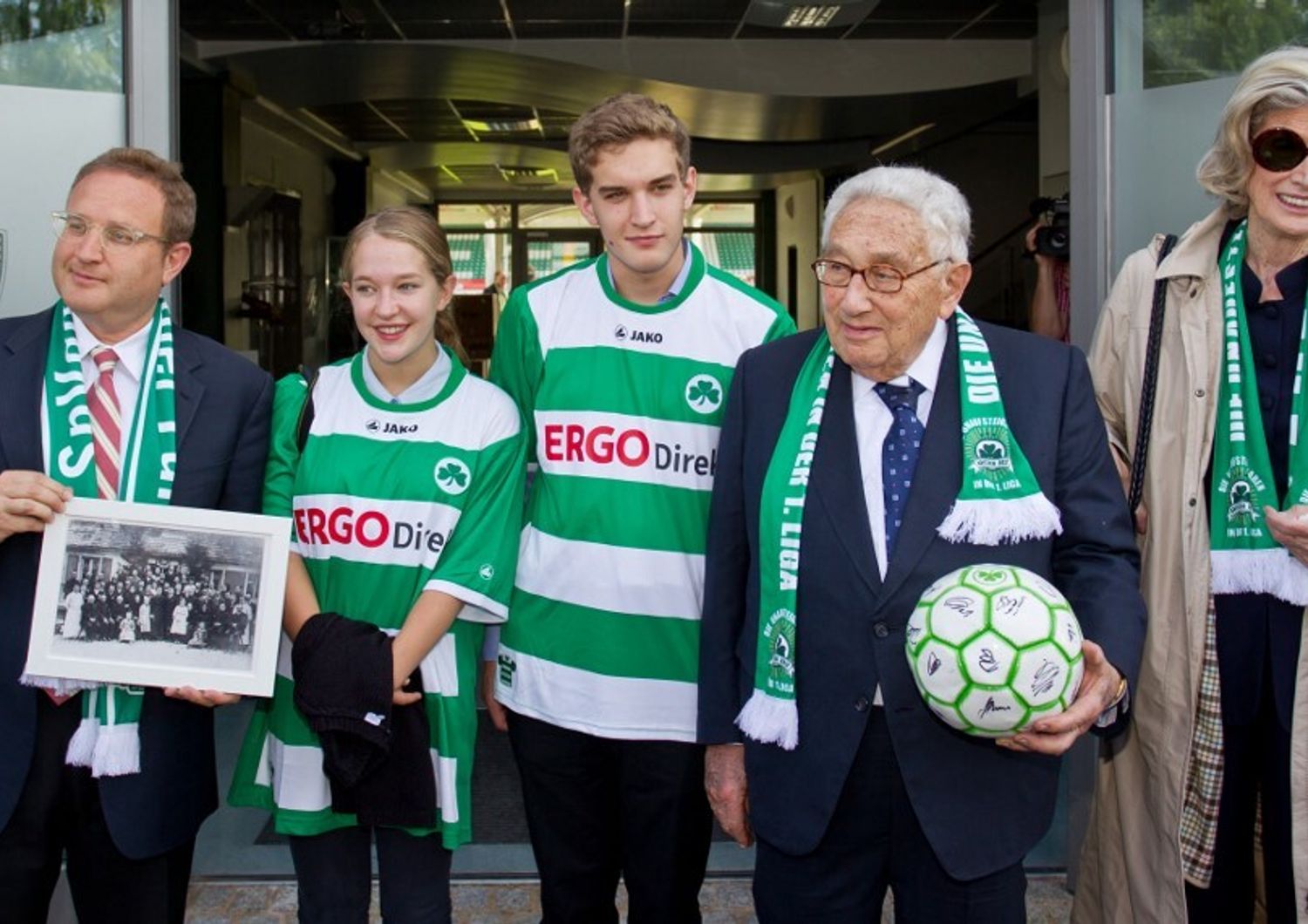 Kissinger con i suoi familiari in posa nello stadio della SpVgg Greuther Fuerth nel giugno del 2012