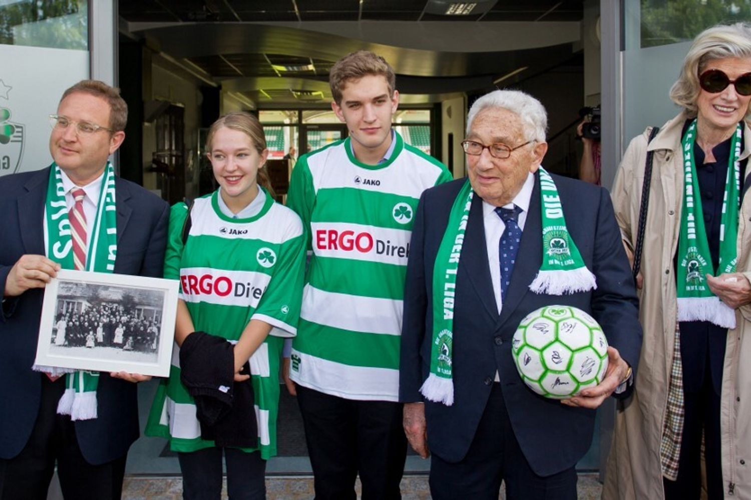 Kissinger con i suoi familiari in posa nello stadio della SpVgg Greuther Fuerth nel giugno del 2012