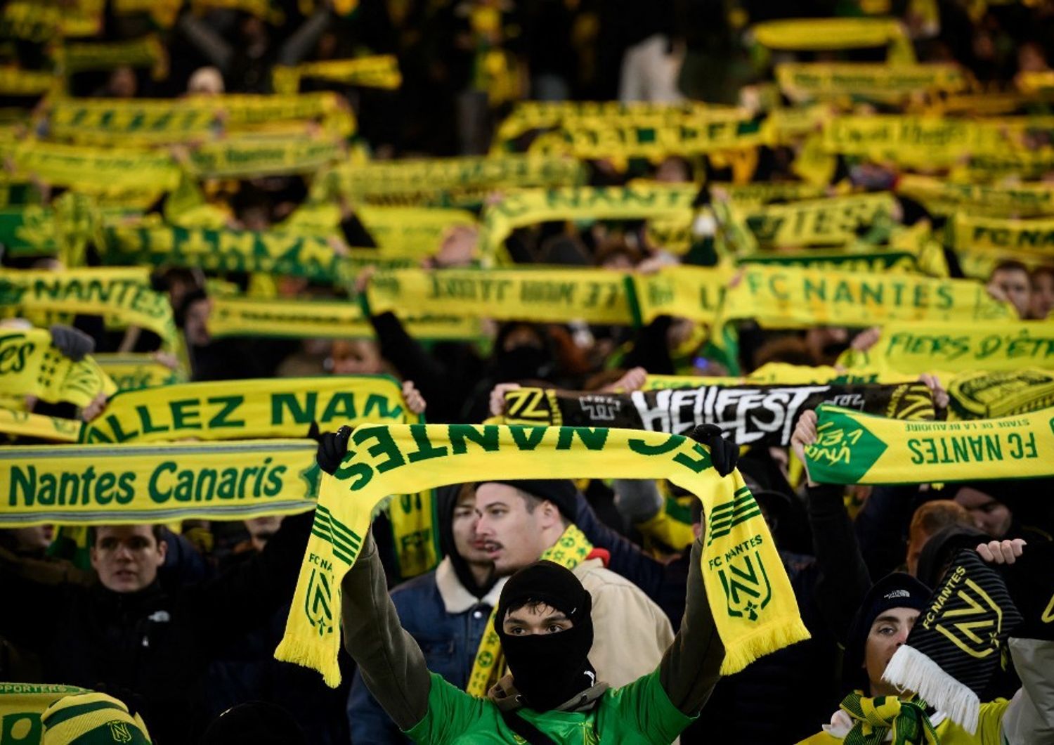 Tifosi del Nantes ieri allo stadio nella partita contro il Nizza