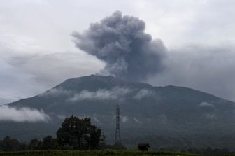 L'eruzione del vulcano Marapi