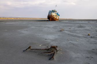 Nave incagliata nelle saline del Lago Urmia