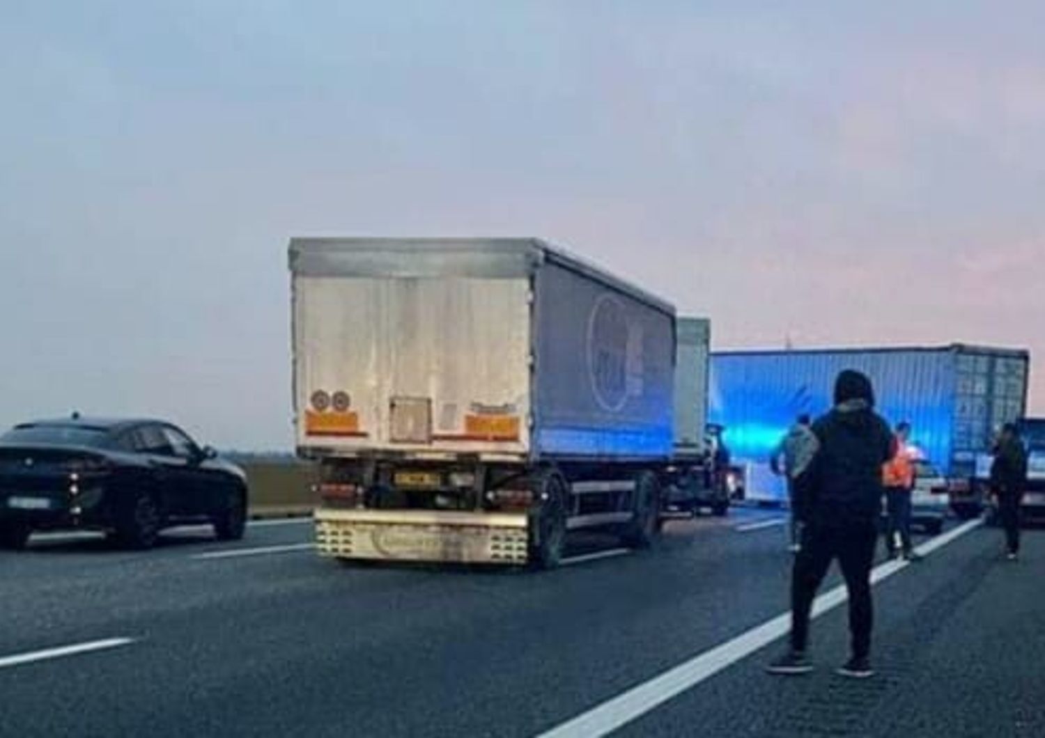 Chiuso un tratto della Milano-Torino, il tir di traverso sulla carreggiata