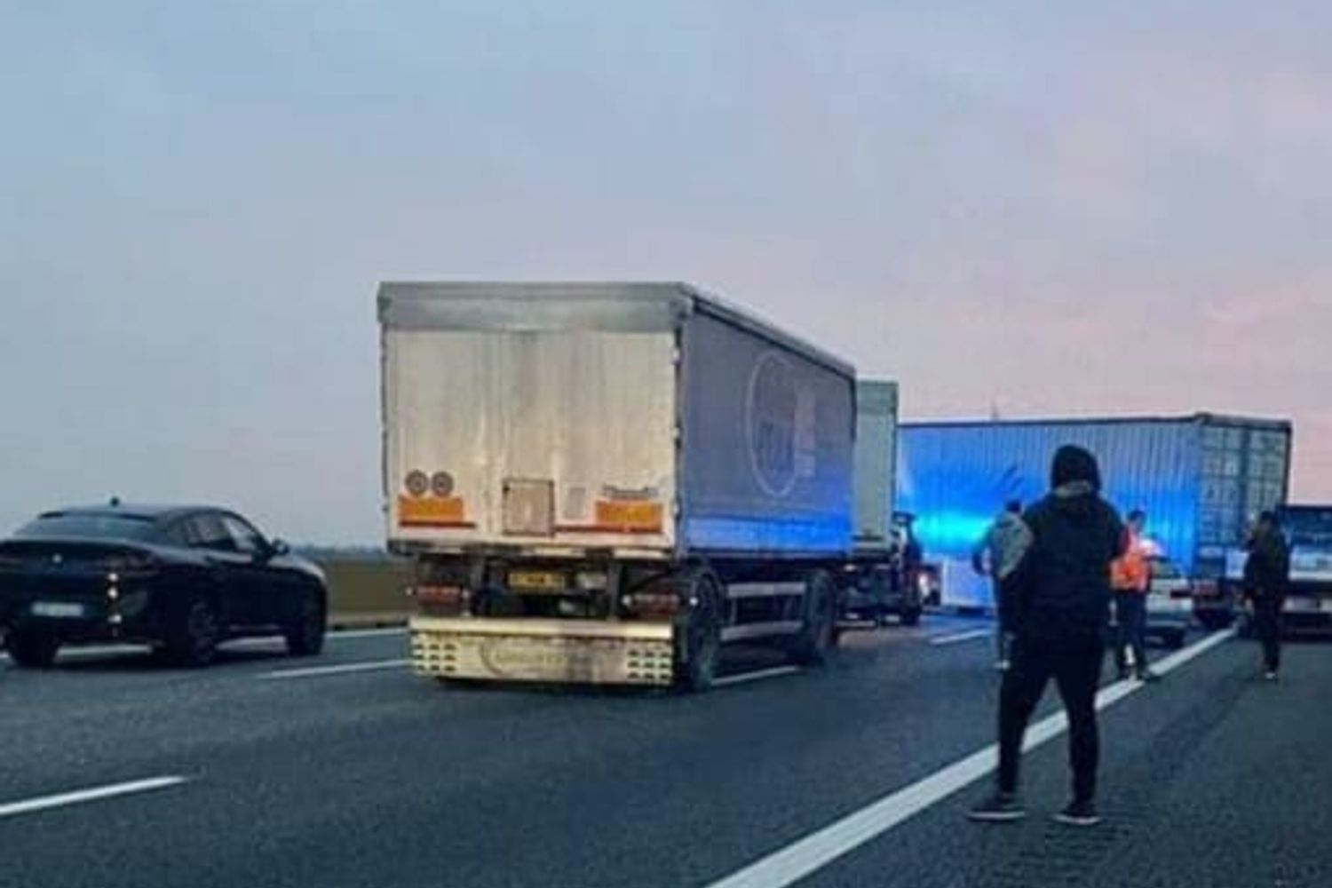 Chiuso un tratto della Milano-Torino, il tir di traverso sulla carreggiata