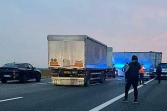 Chiuso un tratto della Milano-Torino, il tir di traverso sulla carreggiata