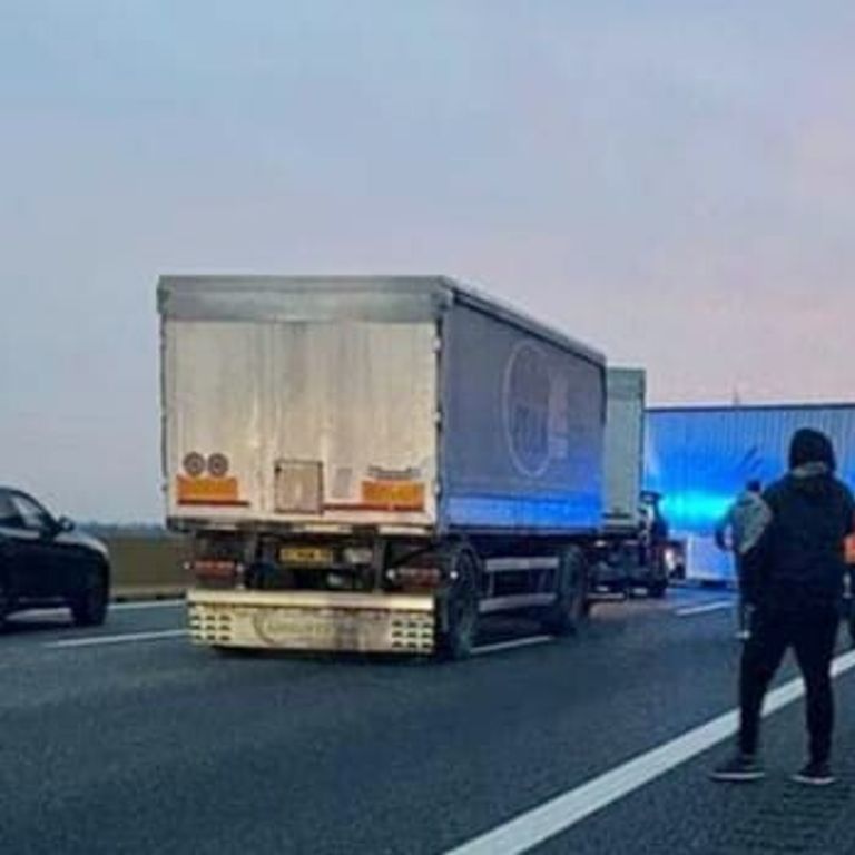 Chiuso un tratto della Milano-Torino, il tir di traverso sulla carreggiata