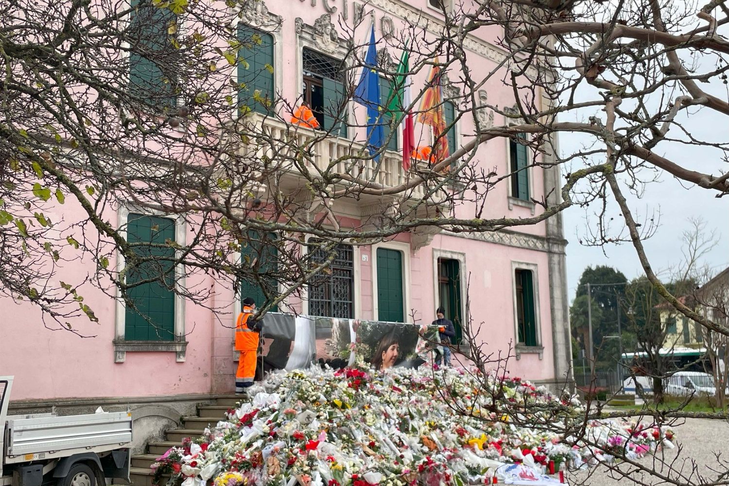 La gigantografia di Giulia affissa sul Municipio di Vigonovo &egrave; stata spostata all'esterno della basilica padovana