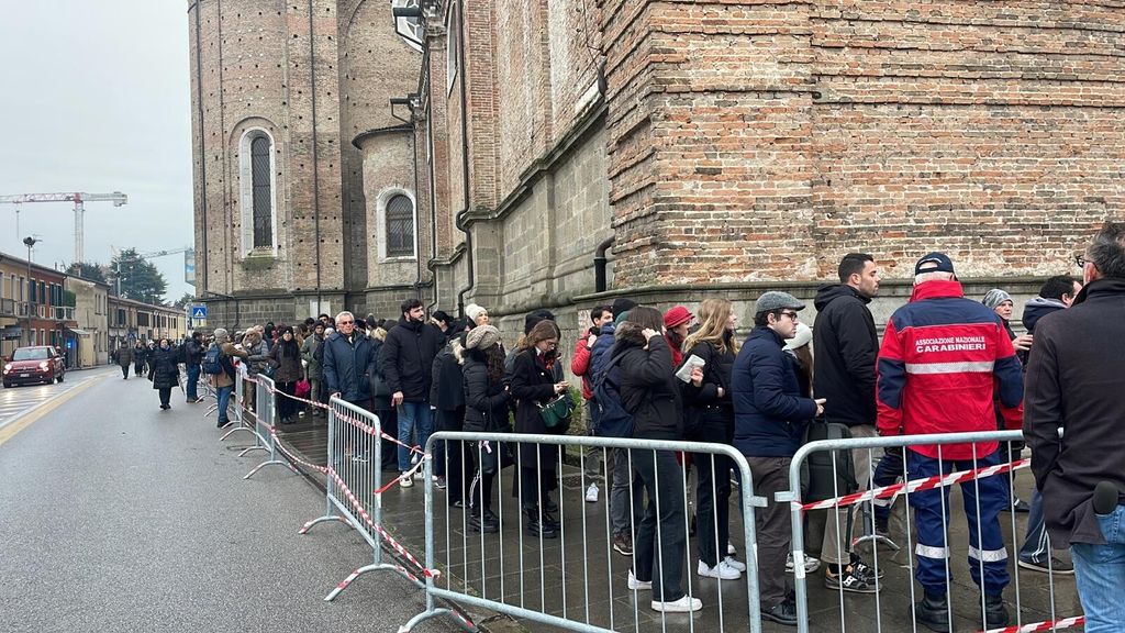 A migliaia in fila fuori dalla basilica