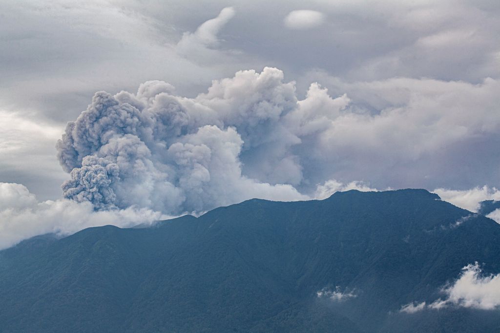 &nbsp;Il monte Marapi avvolto dalla coltre di fumo vulcanico