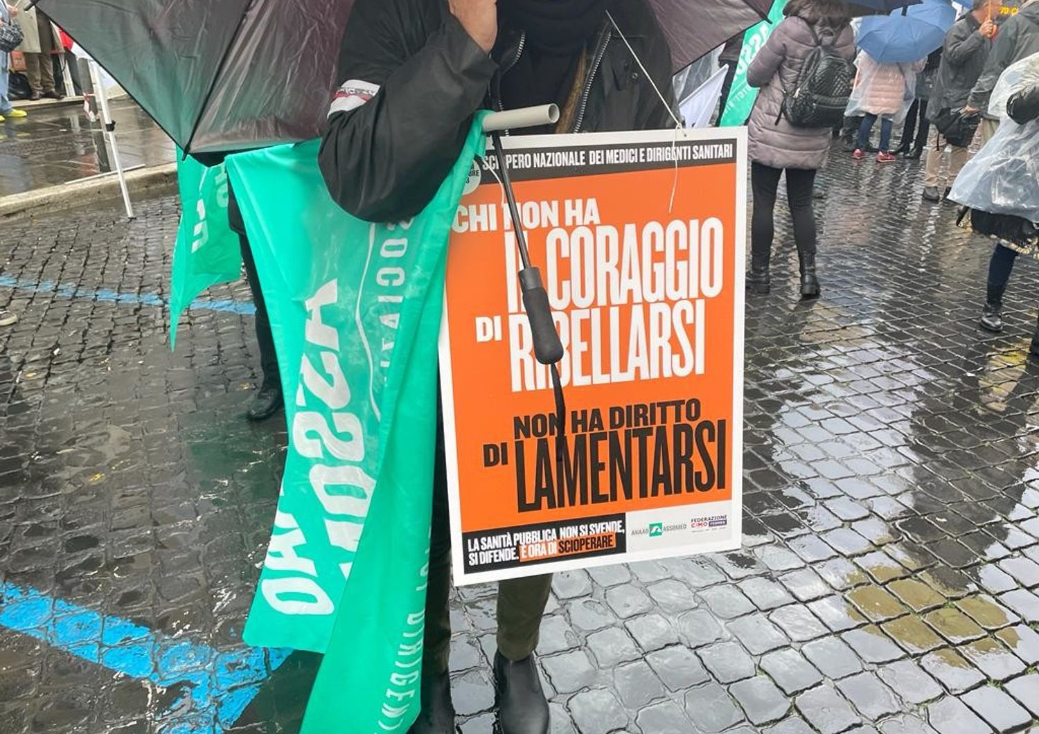 Il cartello esposto da un manifestante