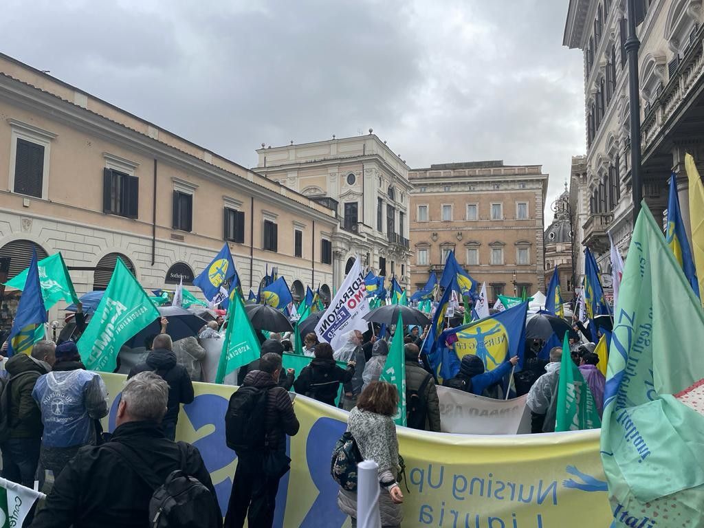 La manifestazione di protesta in piazza Santi Apostoli