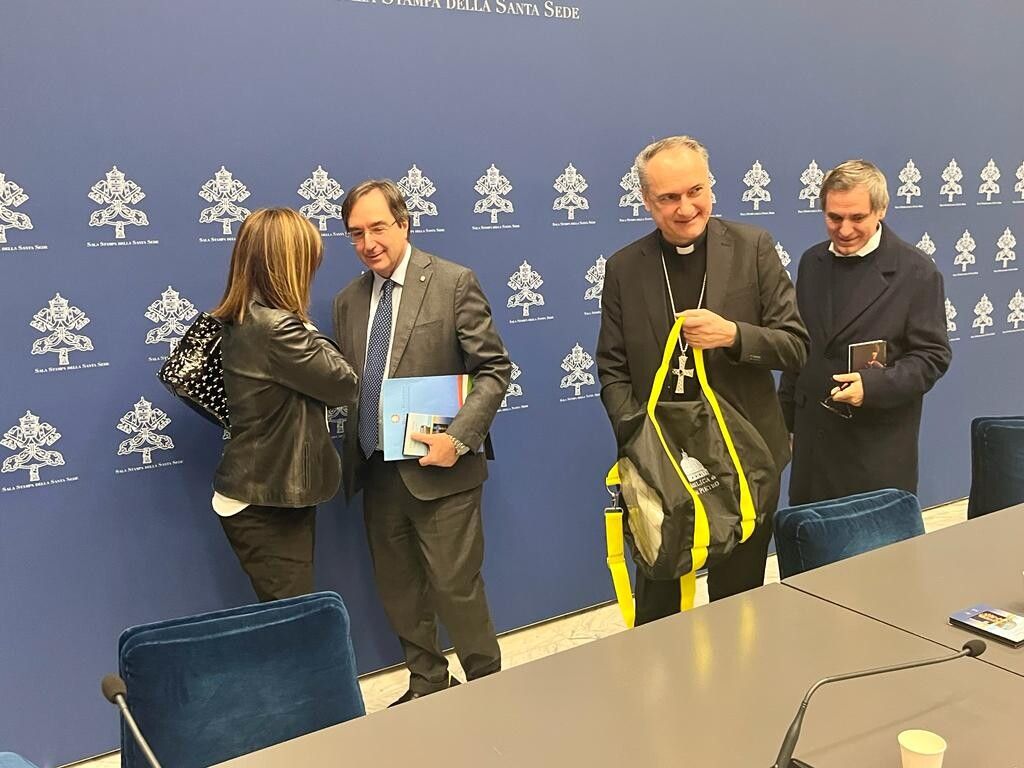 Capo del Dap Russo e il cardinale Gambetti con un borsone donato dai detenuti di Viterbo