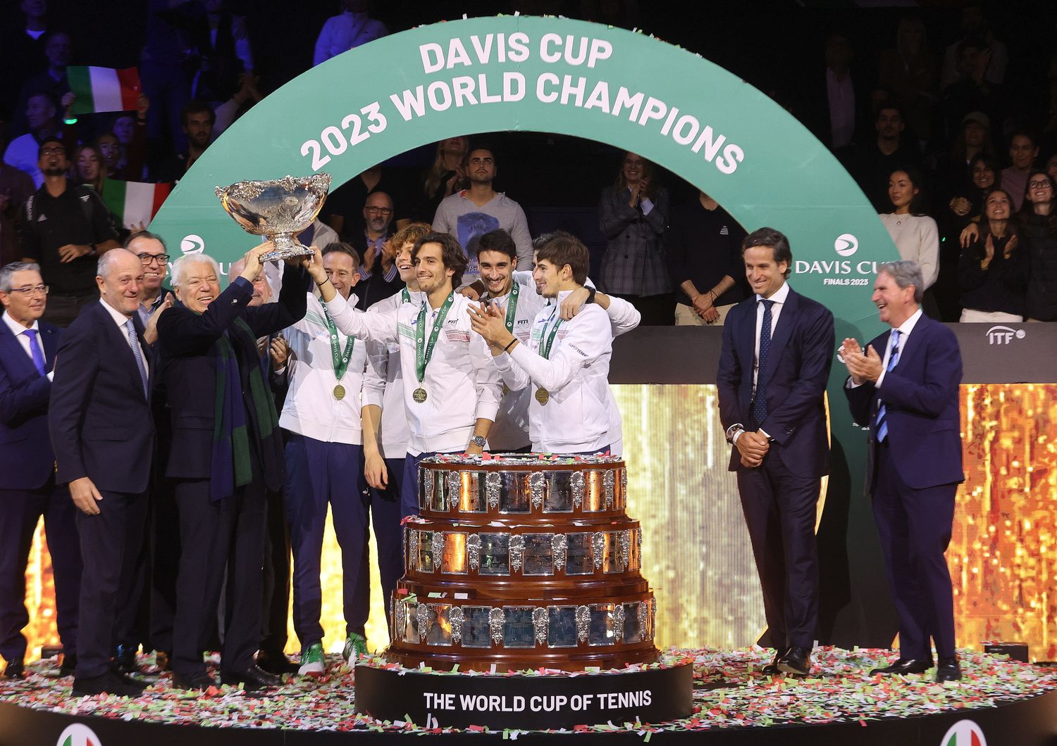 Il capitan Pietrangeli alza la Coppa Davis con i tennisti azzurri nella finale di Malaga