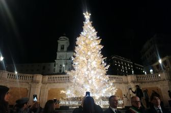 roma dior illumina il natale piazza spagna