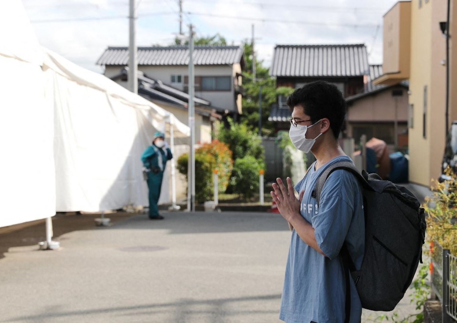 Un uomo prega per le vittime dell'incendio doloso alla Kyoto Animation