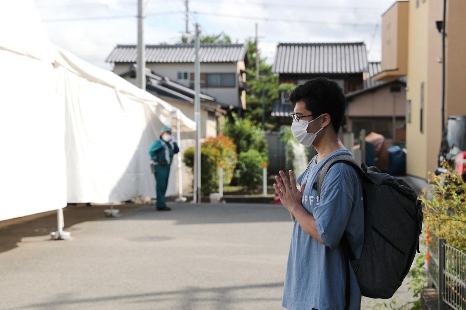 Un uomo prega per le vittime dell'incendio doloso alla Kyoto Animation