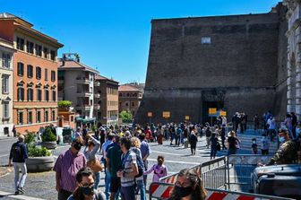 Turisti all'ingresso dei Musei Vaticani