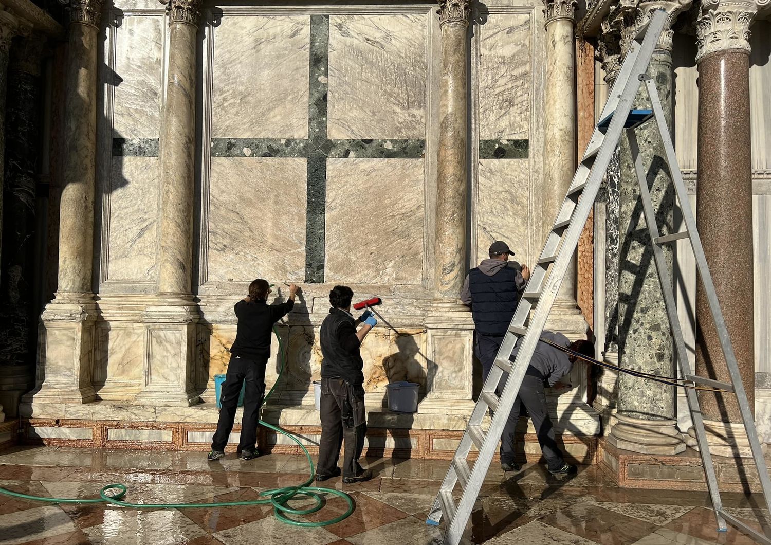 Operazioni di pulizia della Basilica di San Marco dopo il blitz degli attivisti del 7 dicembre 2023