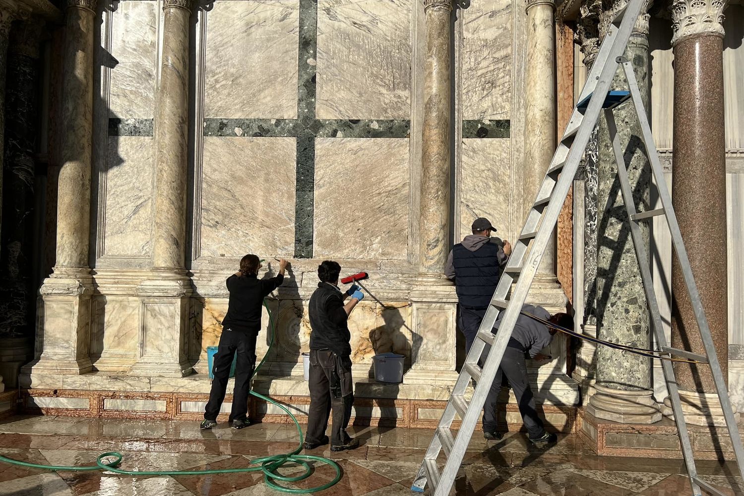 Operazioni di pulizia della Basilica di San Marco dopo il blitz degli attivisti del 7 dicembre 2023