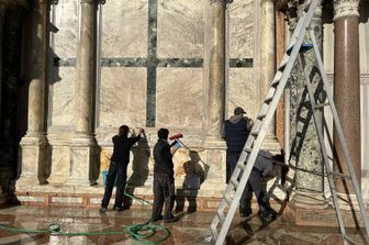 Operazioni di pulizia della Basilica di San Marco dopo il blitz degli attivisti del 7 dicembre 2023