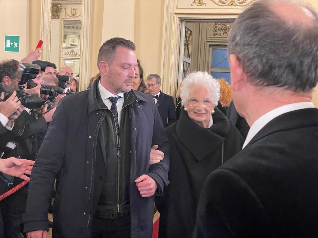 Prima alla Scala, su il sipario. Applausi per Liliana Segre