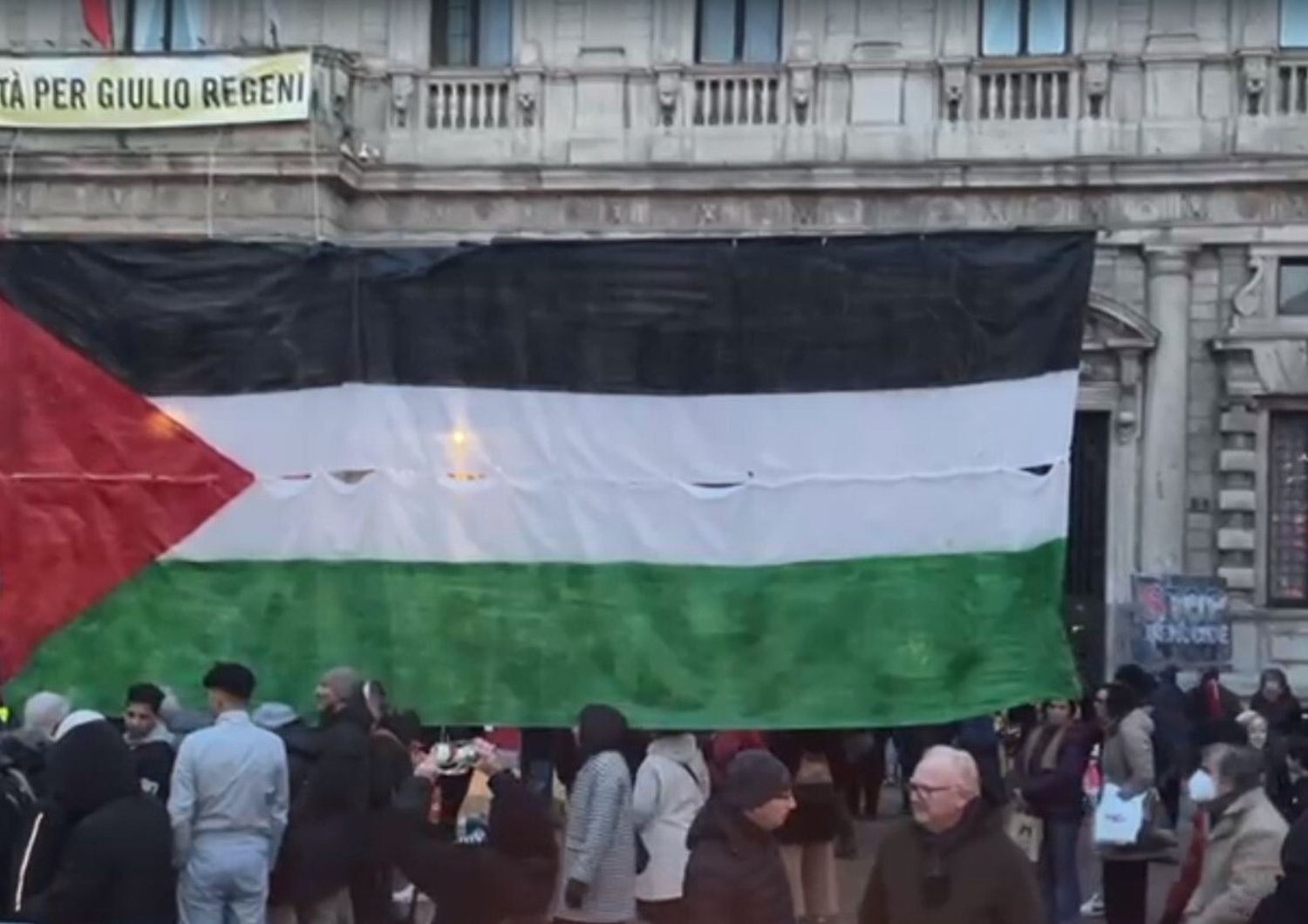 scala protesta sostenitori pro palestina in piazza