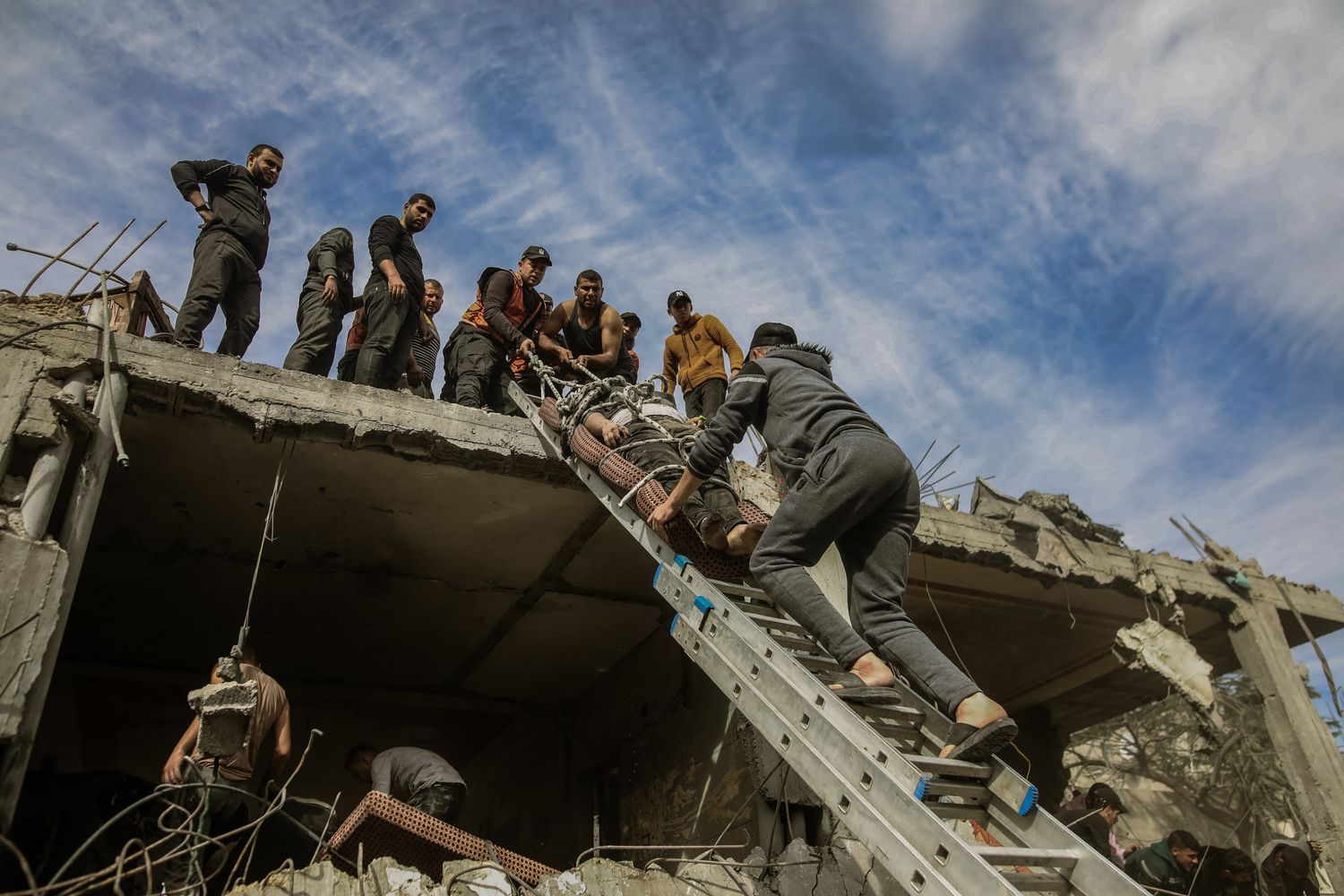 Guerra a Gaza, recupero delle vittime