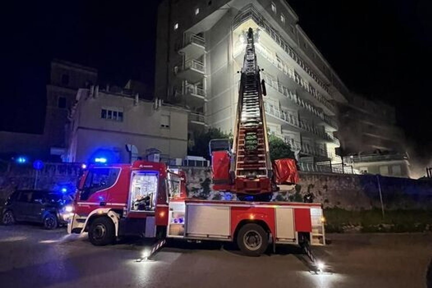 Vigili del fuoco al lavoro per l'incendio nell'ospedale di Tivoli