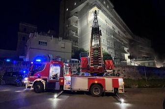 Vigili del fuoco al lavoro per l'incendio nell'ospedale di Tivoli